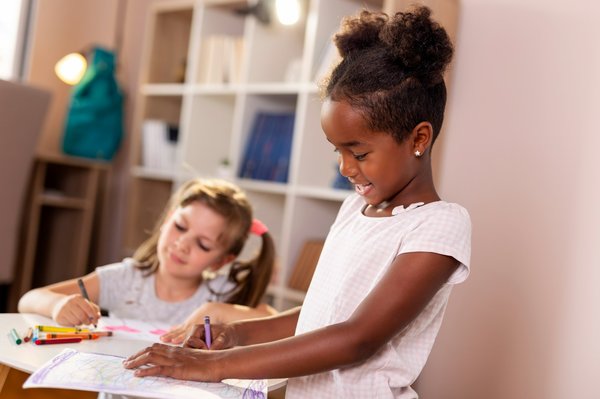 Quels types de jupes crayon sont adaptés pour les courbes généreuses?